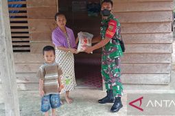 Koramil 0413-03 beri bantuan kepada warga Payung