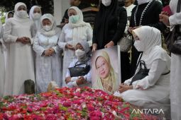 Lily Wahid dimakamkan berdekatan dengan keluarga besarnya di Pesantren Tebuireng