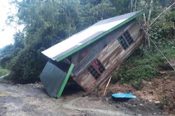 Puluhan rumah terdampak banjir dan longsor