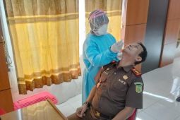 Personel Kejari Batanghari melakukan swab antigen