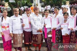 Bupati Karangasem serahkan SK ratusan CPNS dan PPPK saat peringatan Hardiknas