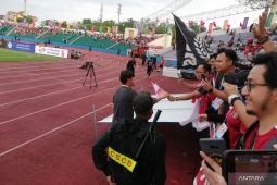 Suporter beri selamat Pelatih Shin usai timnas cukur Filipina