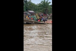 Truk bermuatan terbalik di Dermaga Feri Sungai Asam Belitang Hilir