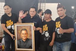Erick Thohir dapat cendera mata lukisan wajah dari Balad Erick
