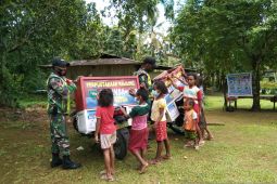 Babinsa berikan semangat anak belajar melalui perpustakaan keliling