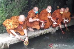 6.000 botol air berkah Waisak diambil dari Umbul Jumprit di Temanggung
