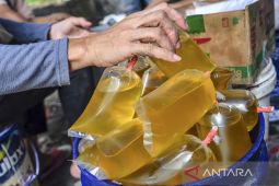 Gov't begins to distribute bulk cooking oil at Rp14,000 per liter