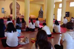Umat Buddha di Ambon merayakan Waisak di Vihara Swarna Giri Tirta, lebih ramai dari tahun lalu