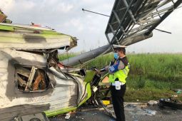 Sebanyak 13 orang tewas dalam kecelakaan bus di Tol Sumo