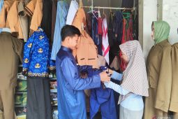 Penjualan atribut PNS dan sekolah di Tapin meningkat