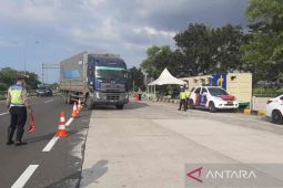 Polisi keluarkan kendaraan besar arah Jakarta di GT Palimanan 4 Cirebon