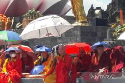 Umat Buddha lakukan detik-detik Tri Suci Waisak di pelataran Candi Borobudur