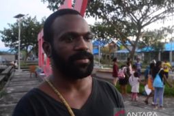 Mengenal Lamek Dowansiba, pendiri 34 rumah baca di Papua Barat