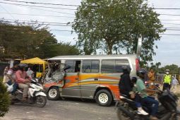 Minibus tabrak truk sampah, enam luka-luka