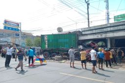 Satu orang tewas saat truk kontainer seruduk ruko dan mobil di Gresik