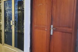 KPK buka segel ruangan DPTMSP Kota Ambon, ambil banyak dokumen