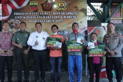 Pemkab Dairi-Kodim 0206 salurkan bantuan kepada pedagang kaki lima