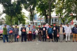 Ganjar Milenial Sumut bagikan 300 paket sembako kepada sopir bentor