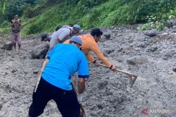 Aktivitas perekonomian terhambat akibat longsor tutup jalan di Cianjur