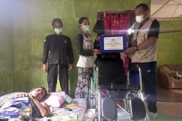Arjunawan terima kursi roda dari PT Timah