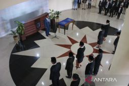 Bupati Kepulauan Tanimbar jelang akhir tugas lantik 38 pejabat, Petrus Fatlolon: jangan dipolitisasi