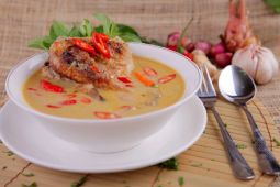 Mencicipi ayam pedas Rantinem Banyuwangi