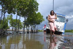 Rumah warga tergenang banjir rob
