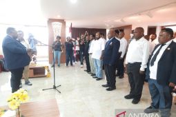 Kenius Kogoya melantik pengurus KONI Kabupaten Tolikara