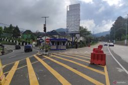 Sistem ganjil genap masih diterapkan di jalur utama Puncak-Cianjur akhir pekan
