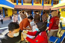 Polda Jatim gandeng mahasiswa kedokteran Surabaya gelar vaksinasi sasar remaja