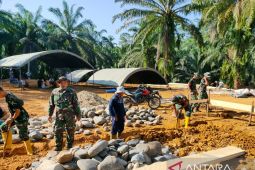 TNI bantu masyarakat bangun pesantren di Mukomuko