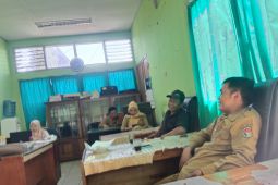 Petani Mukomuko tetap tanam padi saat pengeringan irigasi
