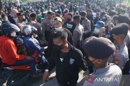 Bonek dan Pasoepati padati jalan menuju Stadion GBT