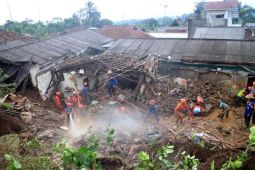 Pencarian korban tanah longsor di Cipelang Bogor