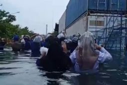 Banjir rob landa Semarang, ribuan pekerja pabrik selamatkan diri