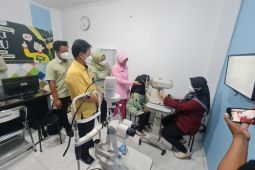 Petrokimia Gresik bagi-bagi kacamata gratis kepada 130 guru