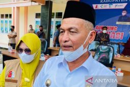 Pemkab Nagan Raya salurkan beasiswa untuk mahasiswa dan santri Rp996 juta