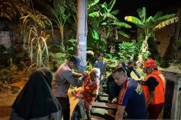 Bhabinkamtibmas dan Babinsa sigap bantu warga terdampak banjir