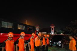 Selamatkan perahu hanyut pemuda hanyut