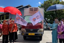 Ernawati Tranggono serahkan bantuan 300 paket ikan sehat di Maluku