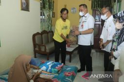 Wali Kota serahkan sembako kepada lansia dan penyandang disabilitas