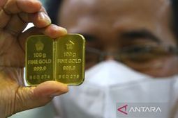 Harga emas naik tajam
