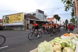 Sambut Liga Selancar Dunia, Gowes "G-Land Ride" di Banyuwangi sambil pungut sampah