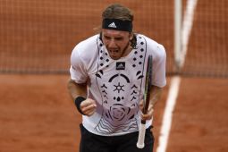 Tsitsipas susah payah lewati Zdenek Kolar menuju babak ketiga French Open