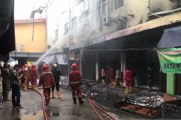 Petugas padamkan kebakaran toko di Mega Mall Bengkulu