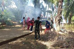 TNI bersihkan lingkungan di Mukomuko