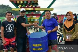 Prajurit Korem 091/ASN gowes sambil pungut sampah
