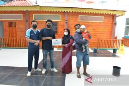 Sri Hartati terima bantuan biaya pengobatan untuk anaknya dari PT Timah