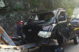 Mobil pikap terjun ke laut lima penumpang masih dicari