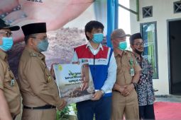 Wawako Kota Jambi menyerahkan bantuan CSR berupa bibit kangkung hijau